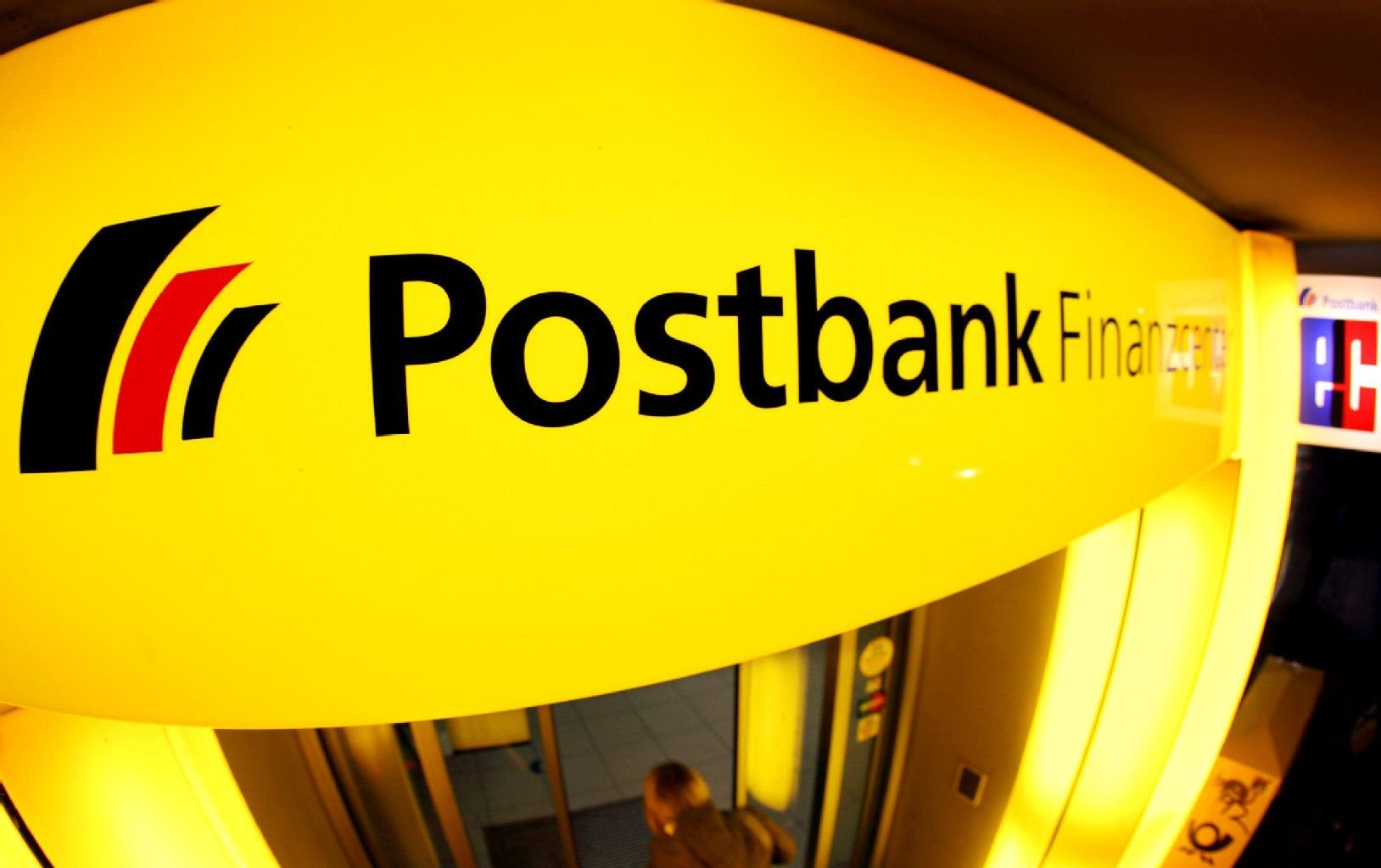 Die Postbank verlangt von Kunden bald Extra-Gebühren für Aufträge auf Papier – für die Stiftung Warentest ein Grund zu protestieren.