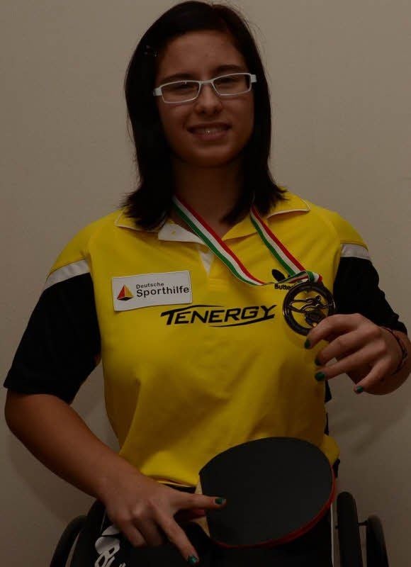 Sandra Mikolaschek präsentiert ihre Silbermedaille. Foto: detlef liedmann