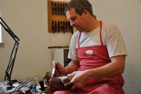 In der Münchener Geyerstraße, zwischen Südfriedhof und Wittelsbacher Brücke, hat Schuhmachermeister Manuel Pohl seine Werkstatt.