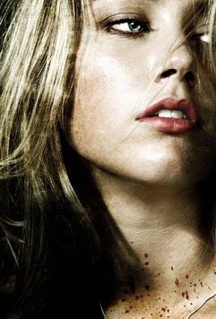 Mandy Lane (Amber Heard), mit blutbespritztem Hals, in einer Szene des Film «All the Boys Love Mandy Lane». In dem Horrorfilm will eine Gruppe Jungs die ungekrönte Ballkönigin Mandy mit Alkohol und Drogen gefügig machen, doch die Stimmung kippt unerwartet. (Foto: dpa)