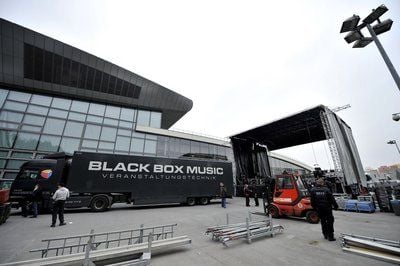 Eine riesige Bühne wird am Donnerstag vor der Max-Schmeling-Halle in Berlin für Robbie Williams aufgebaut. Williams will fünf Songs spielen. (FOTO: DPA)