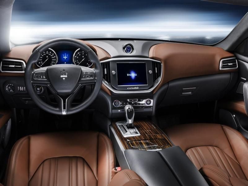 Das Design im Cockpit des Maserati Ghibli ist sportlich und nobel.