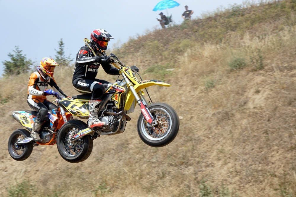 Im Off-Road-Teil fliegen Dirk Spaniol (vorn) und der Österreicher Robert Gattinger durch die Luft.