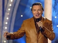 Der tschechische Sänger Karel Gott tritt am 05.06.2004 bei der Generalprobe zum "Hochzeitsfest der Volksmusik" in der Bördelandhalle in Magdeburg auf. (Archivfoto: dpa) (Foto: MZ)