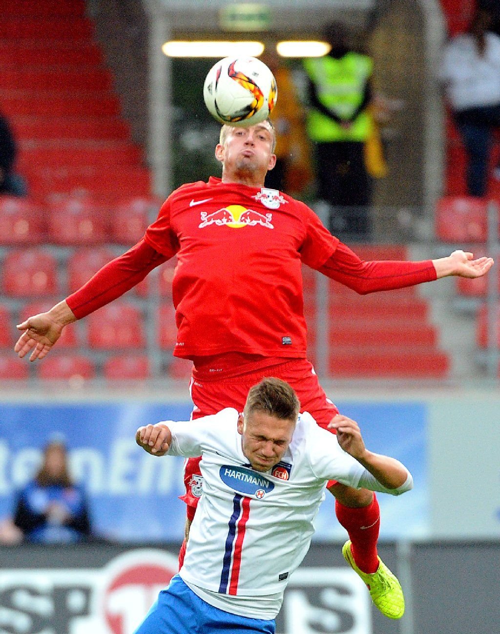 Heidenheims Daniel Frahn (u.) und Stefan Ilsanker von RB Leipzig im Duell.