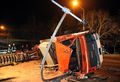 Ein verunglücktes Feuerwehrfahrzeug liegt an der Unfallstelle in Paderborn. Bei einem schweren Verkehrsunfall mit einem Feuerwehrauto kamen in Paderborn drei Menschen ums Leben. Sieben Personen wurden schwer verletzt, zwei Beteiligte erlitten leichte Verletzungen. (FOTO: DPA)