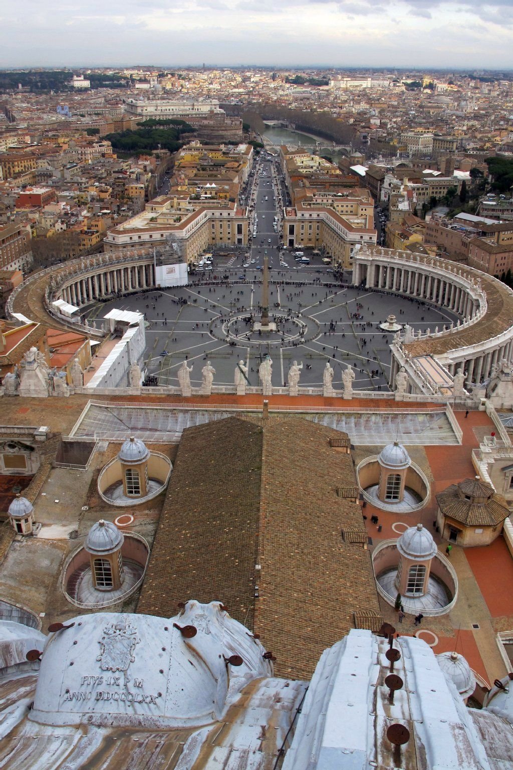 Vom Dach des Petersdoms blickt man über den Petersplatz und die Stadt Rom.