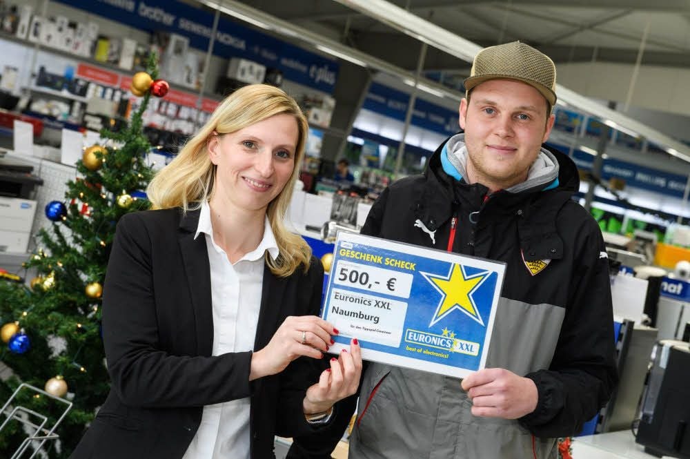 Tim Ködderitzsch, Gesamteinzelsieger des jüngsten regionalen Fußball-Tippspiels von Tageblatt/MZ, erhält von Marlene Raddei, Geschäftsführerin von Euronics XXL in Naumburg, einen 500-Euro-Gutschein.