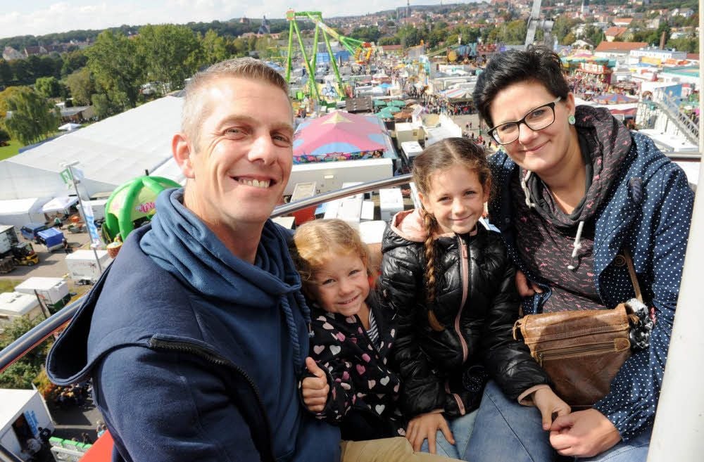 Ronny Becker, Mara, Laila und Nancy Zimmermann (v.li.) machen den Test: Was kann eine vierköpfige Familie für 100 Euro auf der Wiese erleben?