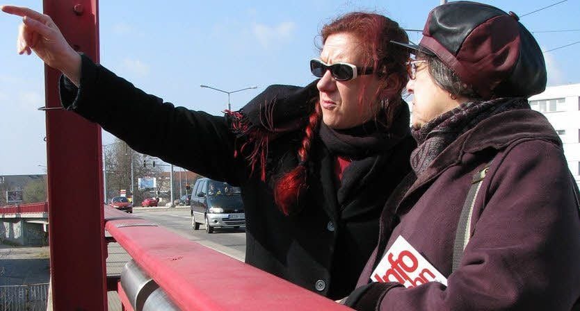 Jana Müller im Gespräch mit der niederländischen Zeitzeugin Rozette Kats am Info- und Mahnpunkt Zyklon B im Jahr 2009.