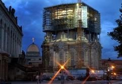 Bis in die späten Abenstunden arbeiten manchmal die Steinmetze beim Wiederaufbau der Dresdner Frauenkirche (Foto: dpa)