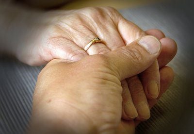 Schwere Stunden am Sterbebett - aber diese Zeit ist auch eine Chance für körperliche Nähe und klärende Gespräche. (Foto: dpa)