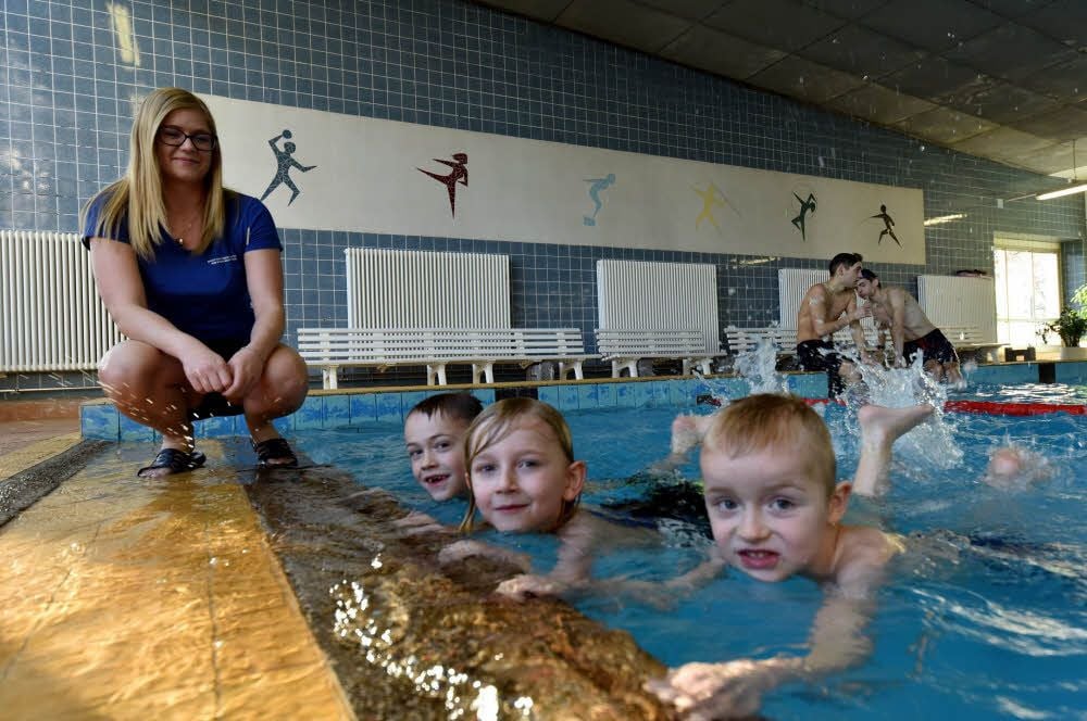 Schwimmen will früh geübt sein: Jacobine Schlag vom Sport- und Freizeitbetrieb mit den Vorschulkindern Nils, Fynn und Malte (v. li.)