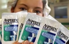 Im Technologiezentrum der Bayer Bitterfeld GmbH kontrolliert Mitarbeiterin Claudia Rank Aspirin-Complex-Granulat. (Foto: dpa)