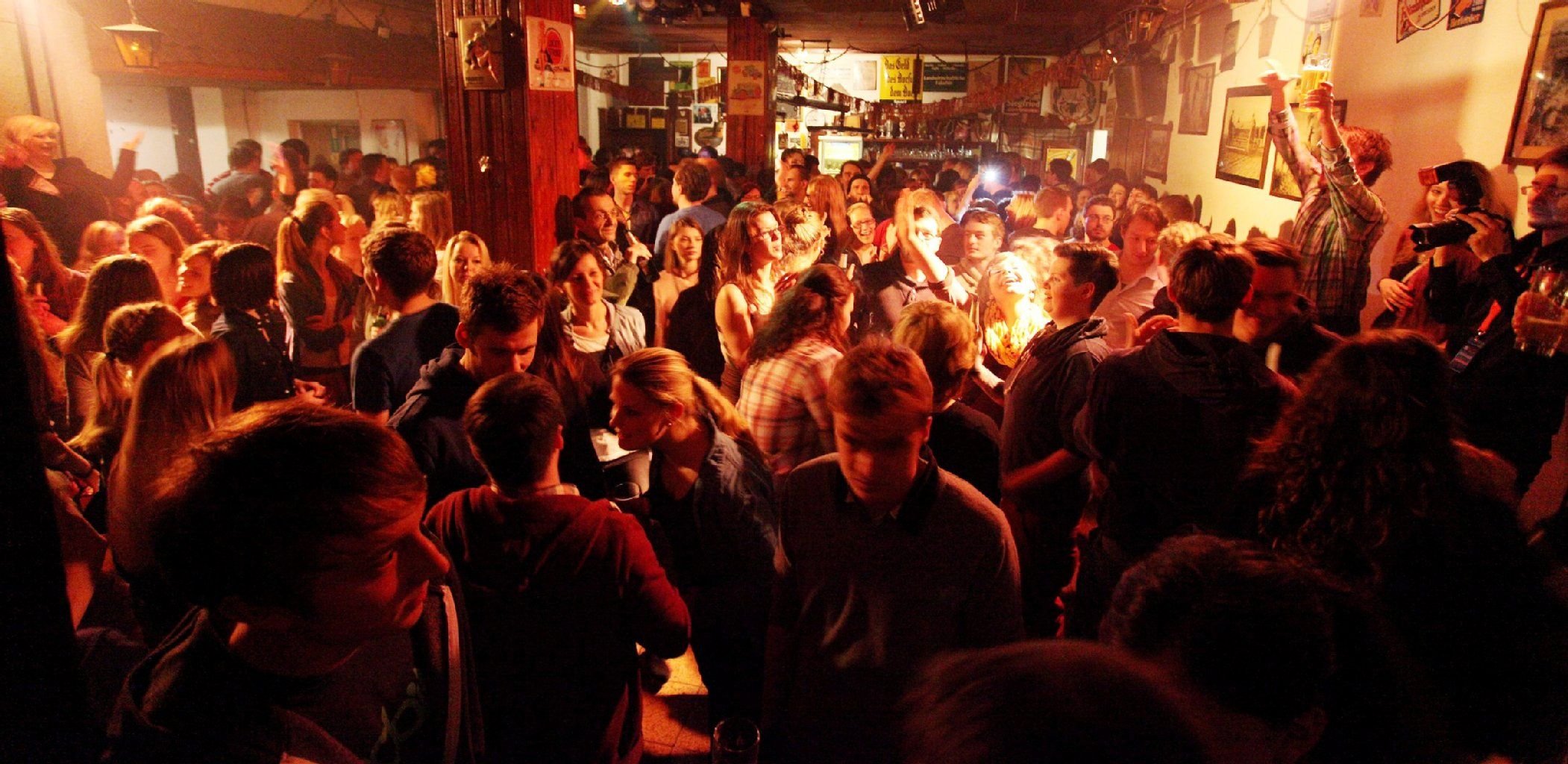 Mehr als 250 Gäste sind am Mittwochabend zur Abschiedsparty in den Bauernclub (BC) in der Ludwig-Wucherer-Straße in Halle gekommen.