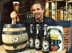 Der Geschäftsführer der Vielanker Brauhaus GmbH in Vielank (Landkreis Ludwigslust), Kai Hagen, zeigt im Sudhaus ein frisch gezapftes Weizenbier (Archivfoto vom 21.08.2003). In Mecklenburg-Vorpommern einem Braunkohletagebau weichen zu müssen, hätte sich der Düsseldorfer Unternehmer Kai Hagen niemals träumen lassen. (Foto: dpa)