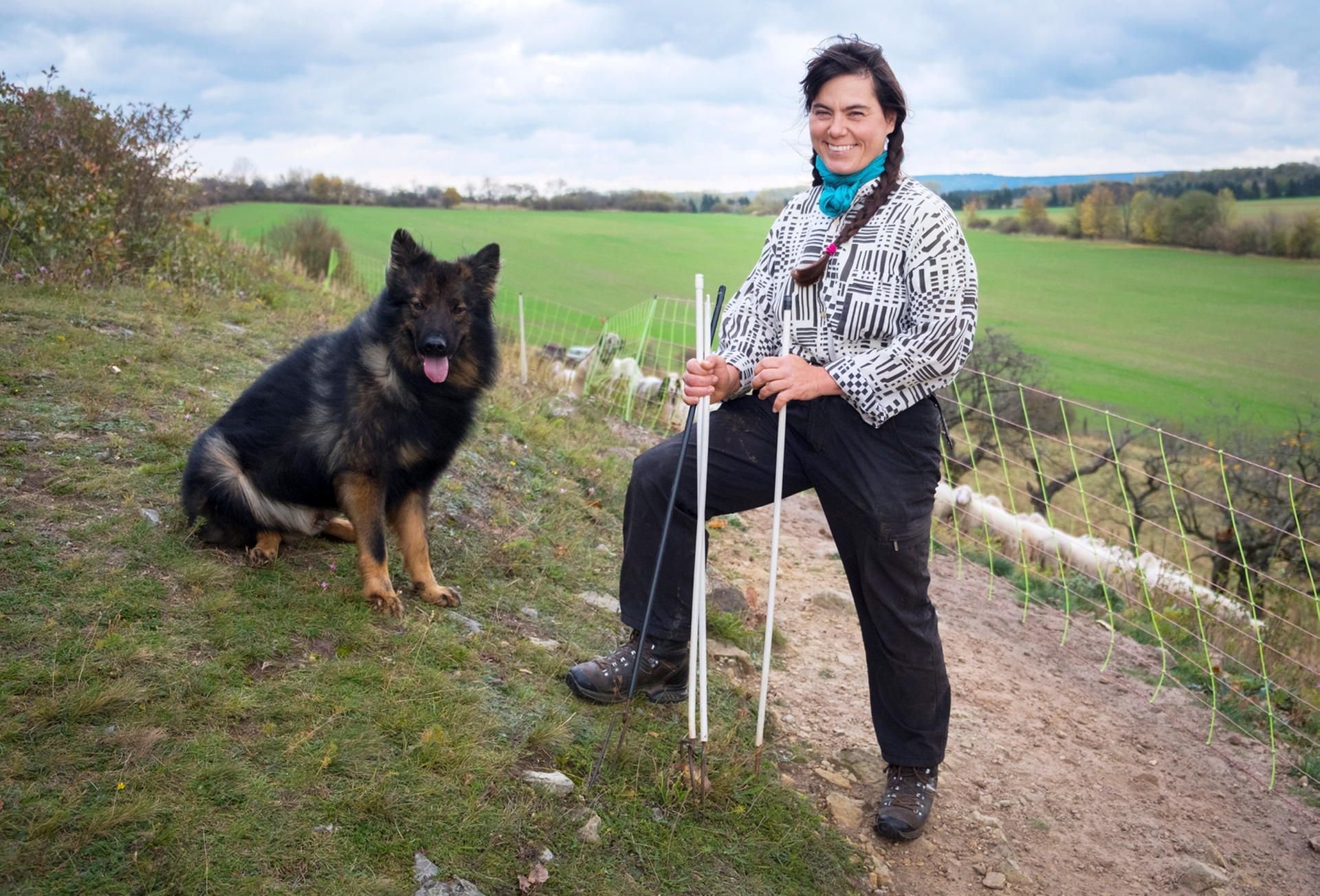Schäferin Kathleen Bauschke hat einen Knochenjob - und trotz der Luchs-Angriffe auf ihre Herden die Freude an ihrer Arbeit nicht verloren.