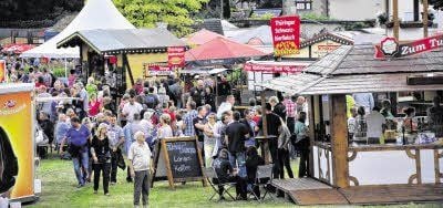 Zur nachgeholten Schwarzbiernacht in Zeitz gab es nicht nur im Schlosspark Bier, sondern an manchen Ständen auch Schwarzbierfleisch. Die Zeitzer probierten alles.