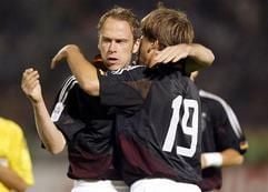 Fußball-Länderspiel Iran - Deutschland am Samstag (09.10.2004) in der iranischen Hauptstadt Teheran im Azadi-Stadion. Der Deutsche Fabian Ernst (l) umarmt nach seinem 0:1-Führungstreffer den Teamkollegen Bernd Schneider. (Foto: dpa)
