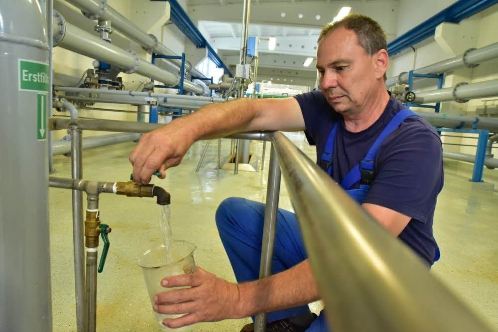 Die Qualität des Trinkwassers wird regelmäßig kontrolliert. Hier nimmt Jörg Eichelkamp eine Probe im Leißlinger Wasserwerk.