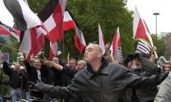 Ein Mitglied der Jungen Nationaldemokraten, der Jugendorganisation der NPD, versucht am Samstag am Bahnhof von Heidelberg Gegendemonstranten zu provozieren. Rund 150 Junge Nationaldemokraten hielten ihre Kundgebung ab. Rund 2000 Menschen demonstrieren gegen die Demonstration der Jungen Nationaldemokraten.