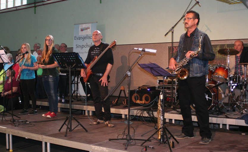 Die Christoph-Meister-Band begleitete die Chöre. Links im Bild die Flötistinnen Beatrice Velvin (Neuseeland) und Luise Neupert aus Schweinitz.