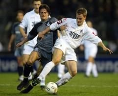 Fußball DFB-Pokal, Borussia Mönchengladbach - MSV Duisburg, Dienstag (03.02.2004). Der Mönchengladbacher Enrico Gaede (r) und der Duisburger Alexander Bugera kämpfen im DFB-Pokal Viertelfinale um den Ball. (Foto: dpa)