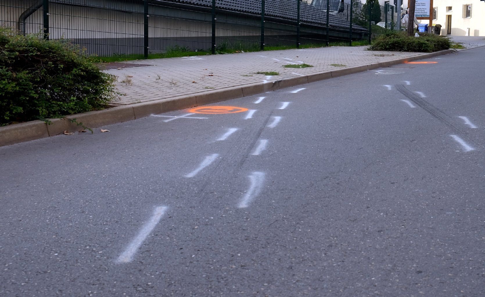 In der Geraer Straße in Zeitz ist eine Autofahrer auf den Gehweg gefahren und hat einen Fußgänger bedrängt.