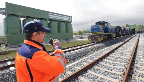 Ein Mitarbeiter rangiert einen Güterzug im neuen Verladebahnhof der Mitteldeutschen Baustoffe GmbH in Quedlinburg (Landkreis Harz). (FOTO: DPA)