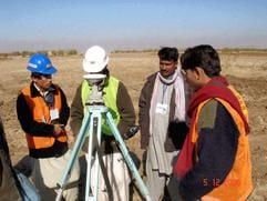 Vermessungeingenieure stehen auf der Baustelle nahe der Schnellstraße Kandahar-Herat wo der Bau einer von der Bundesregierung finanzierten Straße begonnen hat. (Foto: dpa)