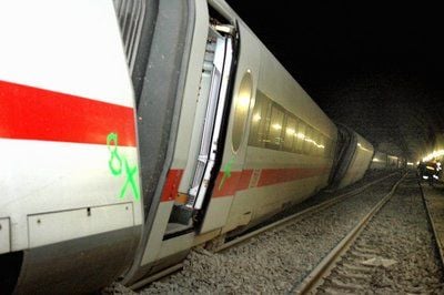 Ein entgleister ICE liegt am 26.04.08 im Landrückentunnel zwischen Fulda und Würzburg neben den Gleisen. (FOTO: DDP)