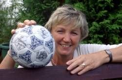 Die Ex-Handballerin Christina Rost lacht am Donnerstag (08.08.2002) in Leipzig in die Kamera des Fotografen. Je eine Silber- und eine Bronzemedaille holte die Kreisläuferin mit den Handball-Frauen der ehemaligen DDR bei Olympischen Spielen. Ihr Mann und Handball-Coach Peter brachte 1980 als Spieler sogar die Goldmedaille mit nach Hause. Sohn Frank ist etwas aus der Art geschlagen - im Fußballtor: Seit neuestem beim Bundesligisten FC Schalke 04. Zwei Mal Training am Tag verhindern wahrscheinlich, dass er an Mittwoch (14.08.2002) nach Leipzig-Knauthain kommt, wo seine Mutter ihren 50. Geburtstag feiert. (zu Korr.-Bericht lsn 085 vom 08.08.2002) ZB FUNKREGIO OST/lsn -Honorarfrei nur für Bezieher des ZB-Regiodienstes-
