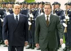 Italiens Ministerpräsident Silvio Berlusconi ist am Mittwoch mit Bundeskanzler Gerhard Schröder zusammengetroffen. Es ist das erste Treffen der beiden Regierungschefs in Berlin seit der Amtsübernahme Berlusconis im Juni. Mit Schröder will der italienische Regierungschef bei seinem Arbeitsbesuch über die Lage nach den Anschlägen in den USA sowie über Europafragen reden. Rom hat angeboten, sich an Militäraktionen gegen Terroristen zu beteiligen.