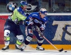 Brian Felsner von den Kassel Huskies an der Scheuibe. (Foto: dpa)