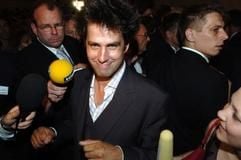 Christoph Schlingensief steht am Sonntag (25.07.2004) beim Staatsempfang der bayerischen Staatsregierung anlässlich der Bayreuther Festspiele im Neuen Schloss Bayreuth. Zur Eröffnung der 93. Richard Wagner-Festspiele wurde die Neuinszenierung "Parsifal" von Christoph Schlingensief aufgeführt. (Foto: dpa)