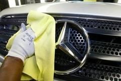 Im Konflikt um Personalkosten beiDaimlerChrysler ist nach Protesten zehntausender Mitarbeiter erstmalsvon einer raschen Lösung die Rede. (Foto: dpa)