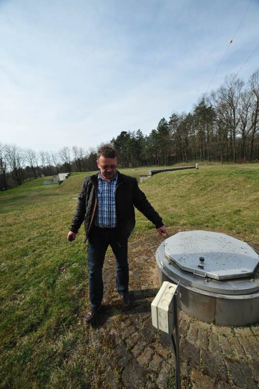 Detlef Debul kontrolliert die Klappe des Behälters: Die wird nur geöffnet, wenn der alle zwei Jahre gewartet wird.