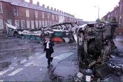Pro-britische Protestanten haben in der Nacht zum Donnerstag in Belfast die nordirische Polizei angegriffen. Nach Angaben der Polizei rotteten sich etwa 300 Leute zusammen und bewarfen die Beamten mit Brandbomben und Feuerwerkskörpern. Wenig später wurden auf Polizeiautos Schüsse abgefeuert.