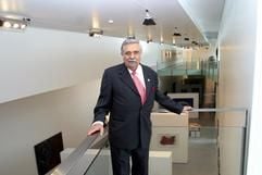 Der spanische Verleger Pedro A. Serra steht in dem neuen Museum 'Es Baluard' auf der Ferieninsel Mallorca. Das Museum verspricht eine Attraktion der mallorquinischen Metropole zu werden: eine funkelnde Preziose in der Perlenkette von 15 Museen - voran die Sammlung Miró - und mehr als 50 Galerien. Weißer Beton, Glas und Edelstahl fügen sich in die restaurierte Festungsmauer an der Küstenstraße des Paseo Marítimo so geschickt ein, als sei diese Symbiose von Neu und Alt gar nicht anders denkbar. Nirgendwo sonst erschließt sich das prächtige Panorama der Stadt am Meer zwischen Kathedrale und Schloss Bellver so eindrucksvoll. (Foto: dpa)