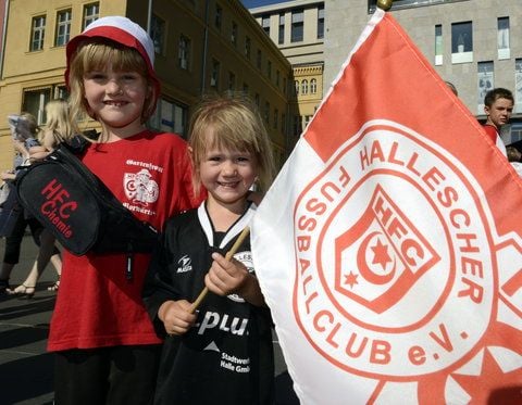 Das neue alte Logo der Drittliga-Mannschaft ist fünfeckig und ist im Innern des runden Vereinslogos wie hier auf der Fahne zu sehen. (FOTO: MEINICKE)