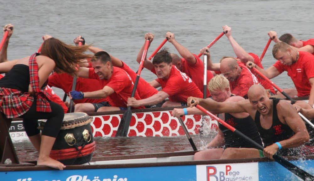 „Ziiiieht durch!“ Fast gleichauf sind hier die Drachenbezwinger vom „Team 69“ und die rotbekleideten „Süpzer Paddelboys“. Doch auf den letzten zwei Metern powert „Team 69“ gewaltig und gewinnt um Drachenkopflänge: Glückwunsch zu Platz drei in der Sport-Wertung.