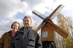 Der 65-jährige Gastronom und Hobby-Müller Manfred Ulrich und seine Frau Marianne stehen vor der Bockwindmühle auf dem Mühlenberg bei Hohenwarthe (Jerichower Land).