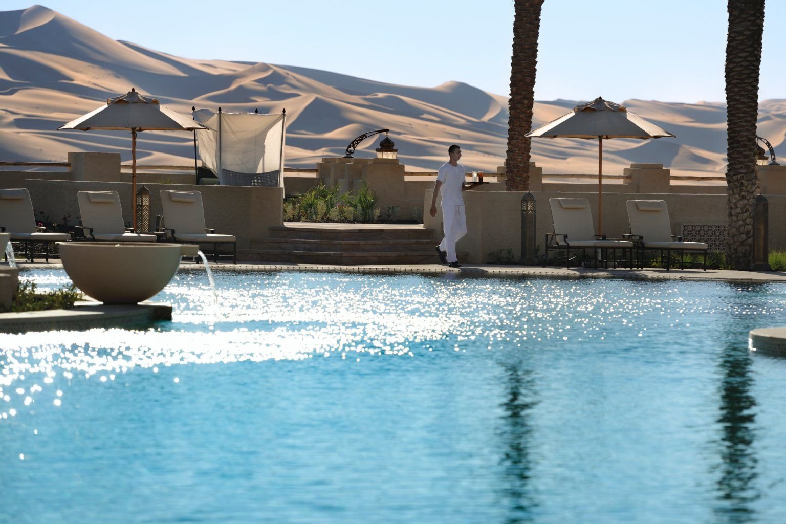 Ein Hotel-Pool mitten in der Liwa-Wüste.