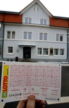 Eine Hand hält am Freitag (28.01.2005) einen ausgefüllten Lottoschein vor dem Rathaus in Blumberg (Schwarzwald-Baar-Kreis). (Foto: MZ)