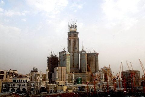 In Saudi-Arabien steht der größte Uhrturm der Welt vor der Einweihung (Archivfoto zeigt den Stand der Bauarbeiten am 13.06.2010). (FOTO: DPA)