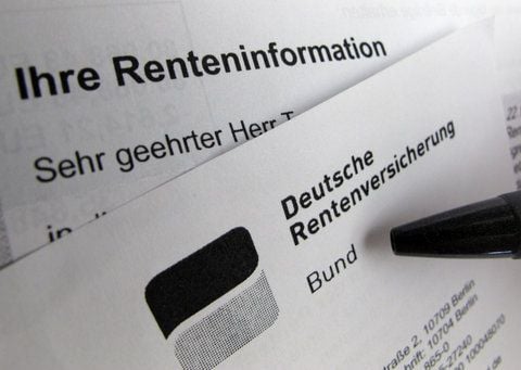Eine Renteninformation der Deutschen Rentenversicherung liegt auf einem Schreibtisch in Berlin. (FOTO: DPA)