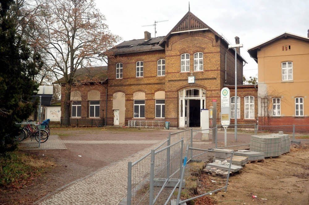 Das Coswiger Bahnhofsgebäude. Wenn sich bis Jahresmitte kein Investor findet, wird es abgerissen.