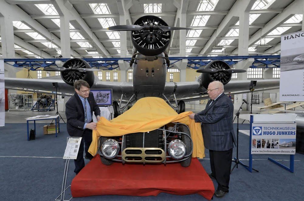 Horst-Dieter Görg aus Hannover (l.) und Klaus-Lothar Bebber von der Kfz-Innung enthüllen den Hanomag.