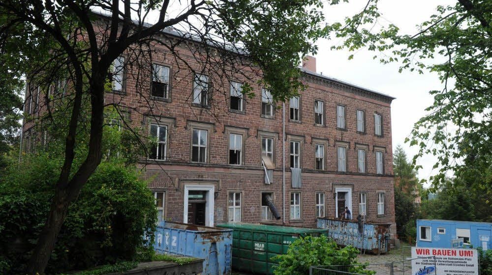 Höchste Zeit für die Sanierung: Das historische Schulgebäude ist jahrelang vernachlässigt worden.