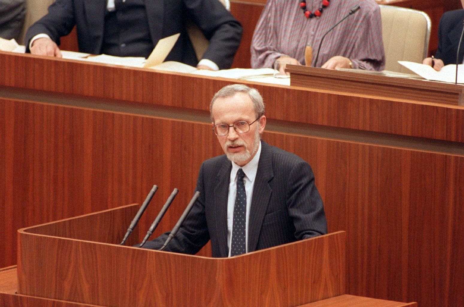 Lothar de Maiziere (CDU) nach seiner Wahl zum Ministerpräsidenten der DDR am Rednerpult der Ost-Berliner Volkskammer.
